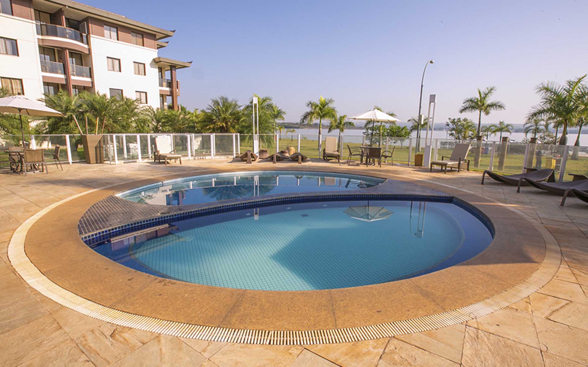 piscina do apart hotel flat em brasilia life resort hplus long stay