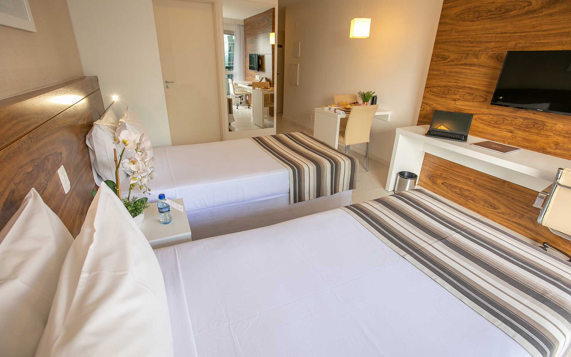 quarto com duas camas de solteiro do vision hplus express hotel em brasilia