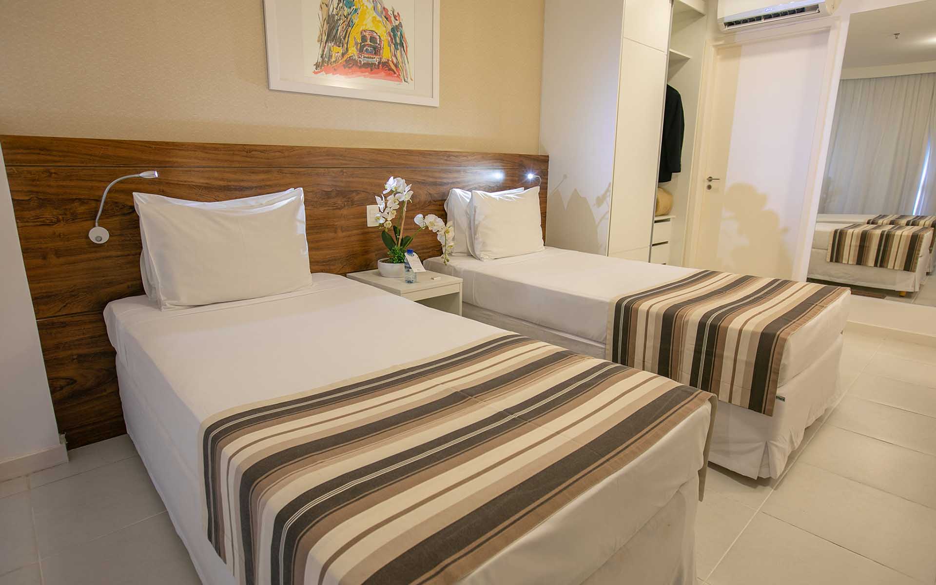 quarto com duas camas de solteiro do vision hplus express hotel em brasilia