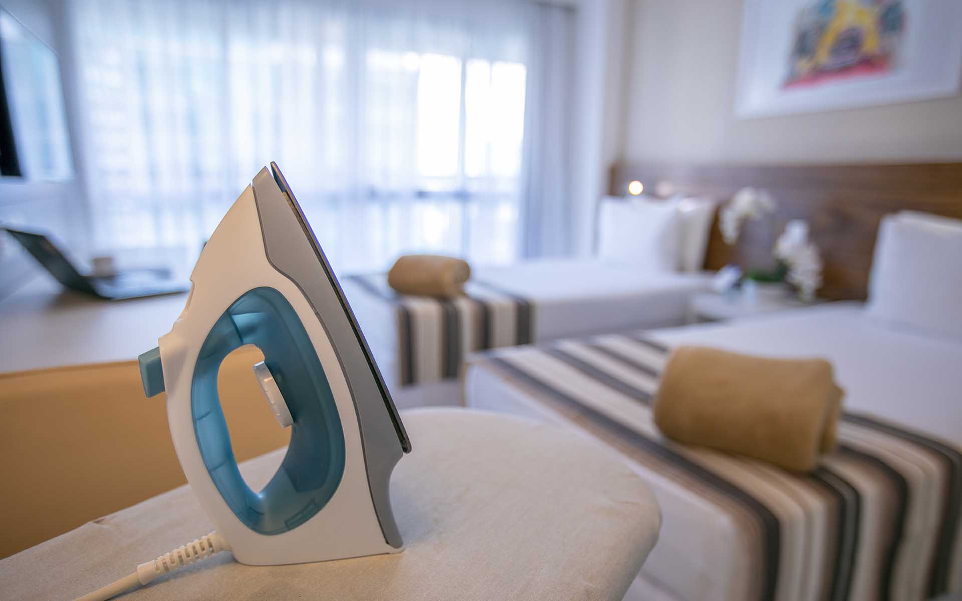 quarto com duas camas de solteiro do vision hplus express hotel em brasilia