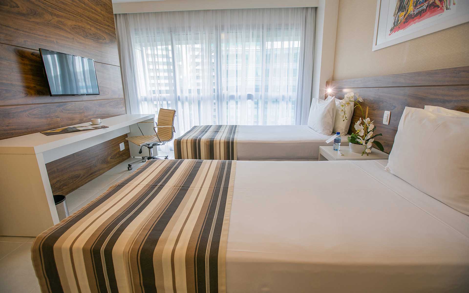 quarto com duas camas de solteiro do vision hplus express hotel em brasilia