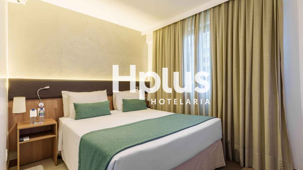 quarto luxuoso do hotel em Brasília Hplus Athos Bulcão