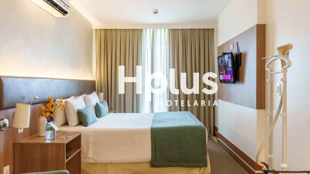 quarto executivo com cama de casal do hotel em Brasília Hplus Athos Bulcão
