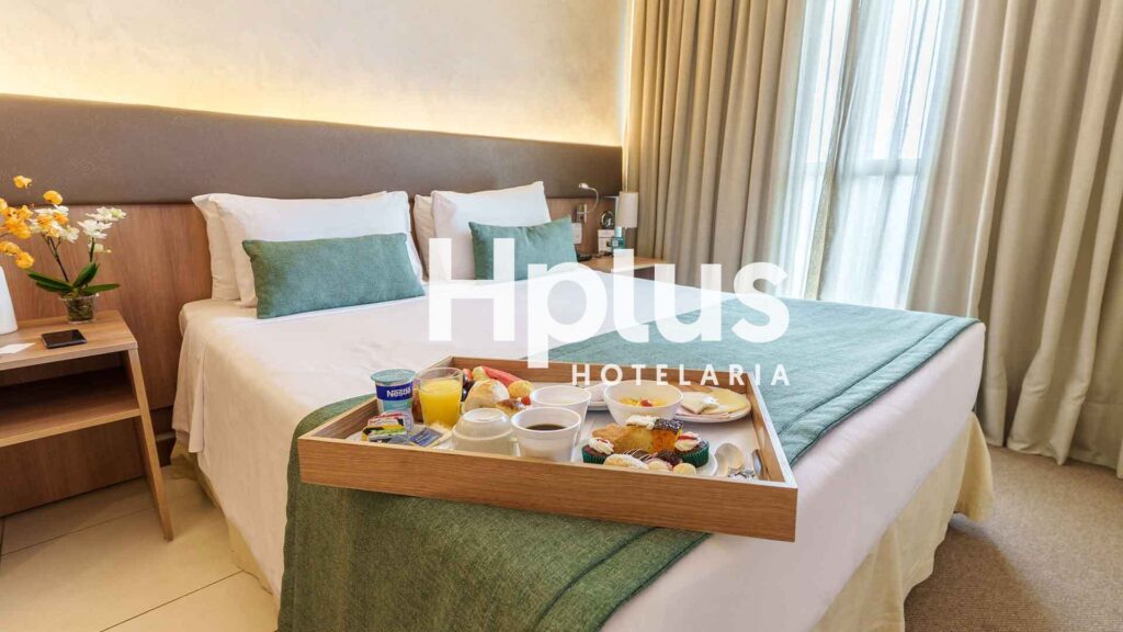 quarto executivo com cama de casal do hotel em Brasília Hplus Athos Bulcão