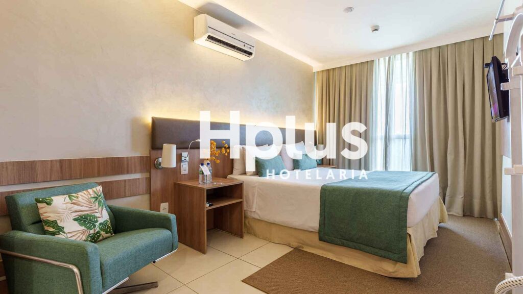 quarto executivo com cama de casal do hotel em Brasília Hplus Athos Bulcão