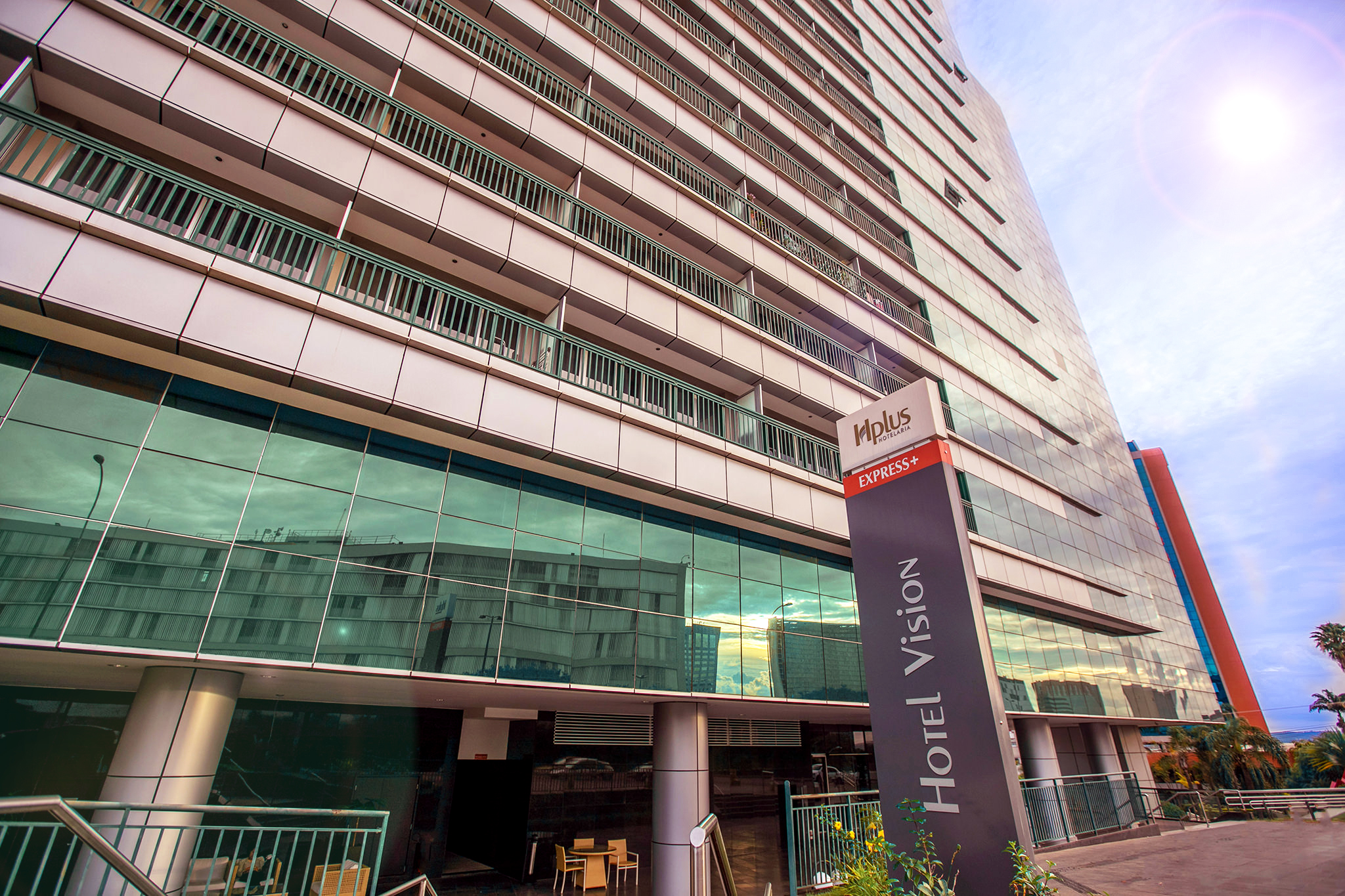 Hplus Hotelaria: mais de 23 anos oferecendo excelência em hospitalidade ...
