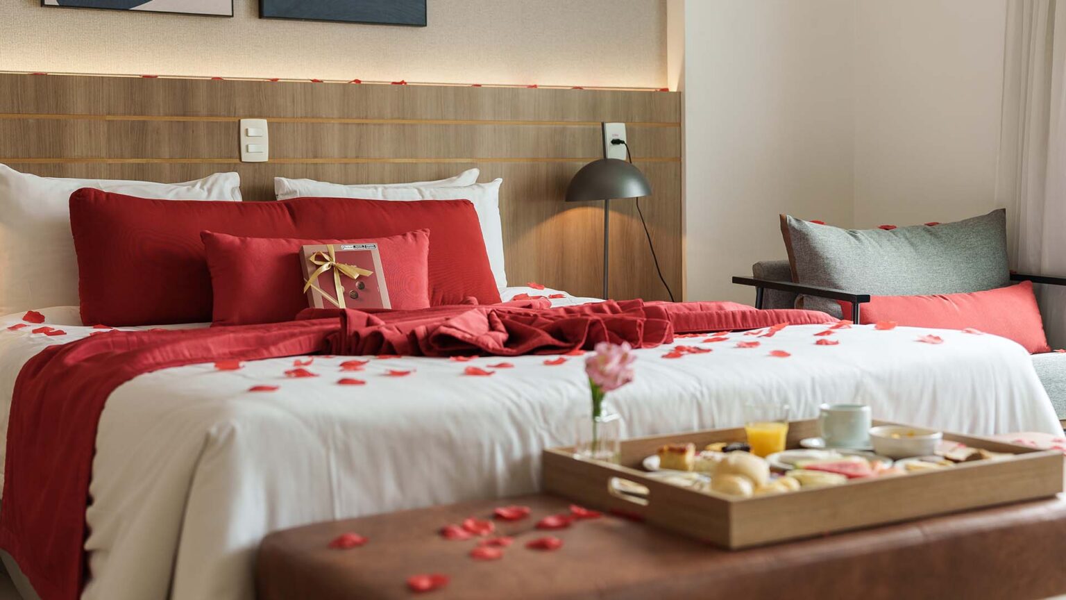 Casal celebrando o Dia dos Namorados em um hotel em Brasília com pacote especial Hplus