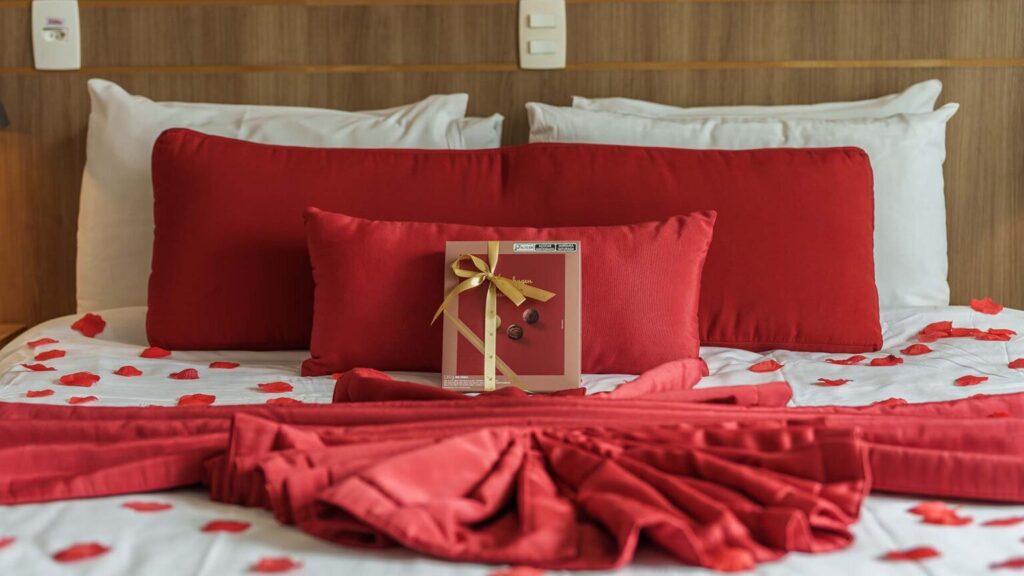 Imagem de um quarto decorado com o pacote de dia dos namorados no hotel em Brsíla Hplus