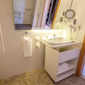 banheiro adaptado do hotel cullinan hplus em brasilia