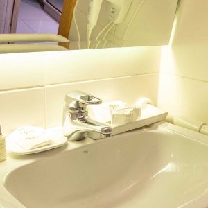 banheiro adaptado do hotel cullinan hplus em brasilia