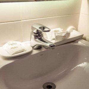 banheiro adaptado do hotel cullinan hplus em brasilia