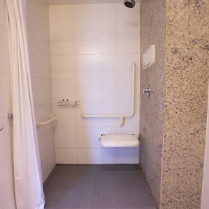 banheiro adaptado do hotel cullinan hplus em brasilia