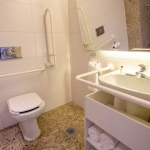 banheiro adaptado do hotel cullinan hplus em brasilia