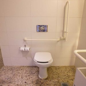 banheiro adaptado do hotel cullinan hplus em brasilia