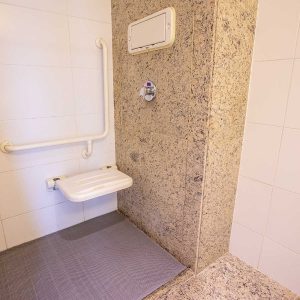 banheiro adaptado do hotel cullinan hplus em brasilia