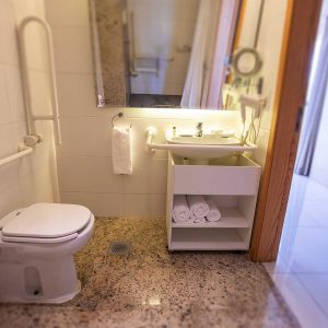 banheiro adaptado do hotel cullinan hplus em brasilia