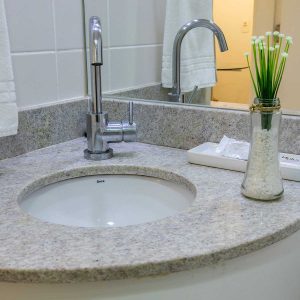 banheiro-quarto-superior-hotel-fusion-hplus-em-brasilia