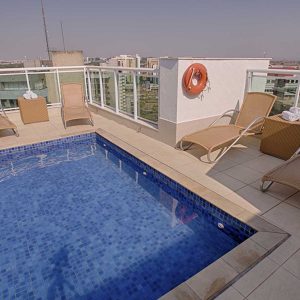 piscina do apart hotel flat em brasilia biarritz hplus long stay