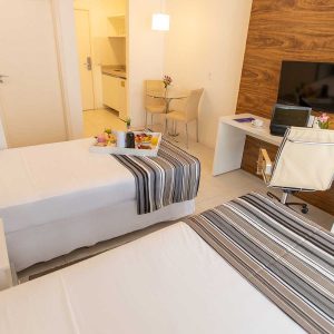 quarto com duas camas de colteiro do hotel fusion hplus em brasilia
