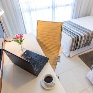 quarto com duas camas de colteiro do hotel fusion hplus em brasilia