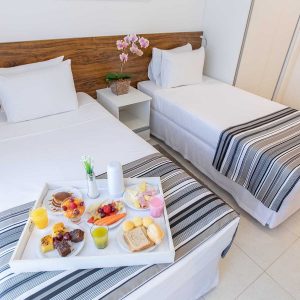 quarto com duas camas de colteiro do hotel fusion hplus em brasilia