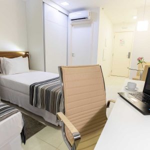 quarto com duas camas de colteiro do hotel fusion hplus em brasilia