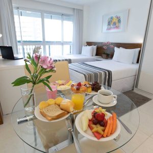 quarto com duas camas de colteiro do hotel fusion hplus em brasilia