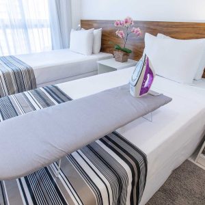 quarto com duas camas de colteiro do hotel fusion hplus em brasilia