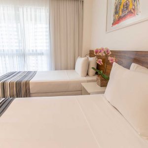 quarto com duas camas de colteiro do hotel fusion hplus em brasilia