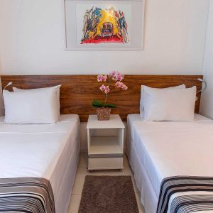 quarto com duas camas de colteiro do hotel fusion hplus em brasilia