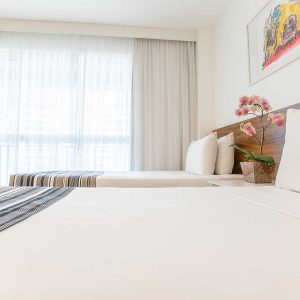 quarto com duas camas de colteiro do hotel fusion hplus em brasilia