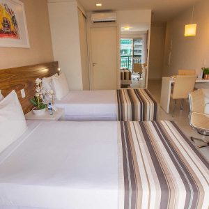 quarto com duas camas de solteiro do vision hplus express hotel em brasilia