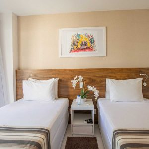 quarto com duas camas de solteiro do vision hplus express hotel em brasilia
