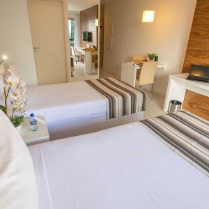 quarto com duas camas de solteiro do vision hplus express hotel em brasilia