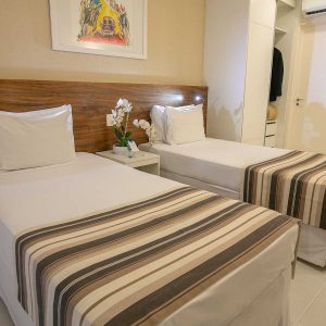 quarto com duas camas de solteiro do vision hplus express hotel em brasilia