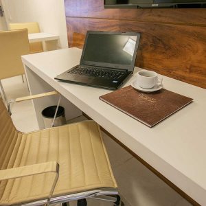 quarto com duas camas de solteiro do vision hplus express hotel em brasilia