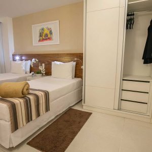 quarto com duas camas de solteiro do vision hplus express hotel em brasilia