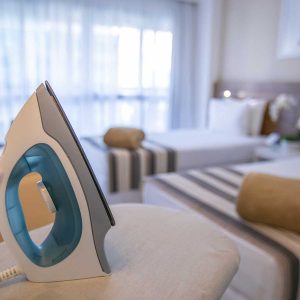 quarto com duas camas de solteiro do vision hplus express hotel em brasilia