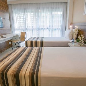 quarto com duas camas de solteiro do vision hplus express hotel em brasilia