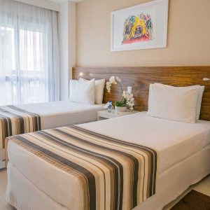 quarto com duas camas de solteiro do vision hplus express hotel em brasilia