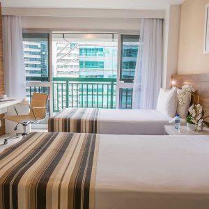 quarto com duas camas de solteiro do vision hplus express hotel em brasilia