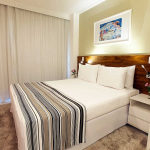 quarto com cama de casal do hotel fusion hplus em brasilia
