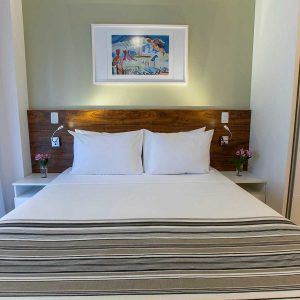 quarto com cama de casal do hotel fusion hplus em brasilia