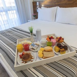 quarto com cama de casal do hotel fusion hplus em brasilia