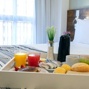 quarto com cama de casal do hotel fusion hplus em brasilia