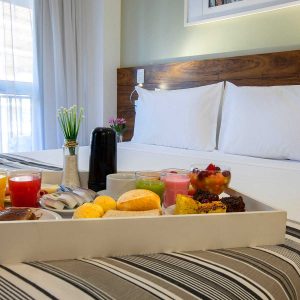 quarto com cama de casal do hotel fusion hplus em brasilia