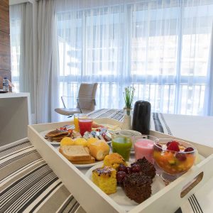quarto com cama de casal do hotel fusion hplus em brasilia