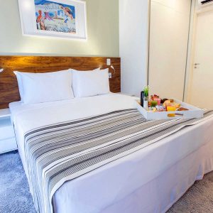 quarto com cama de casal do hotel fusion hplus em brasilia
