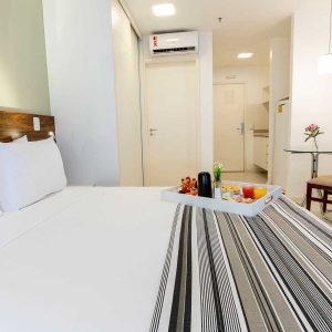 quarto com cama de casal do hotel fusion hplus em brasilia