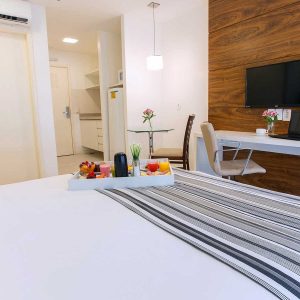 quarto com cama de casal do hotel fusion hplus em brasilia